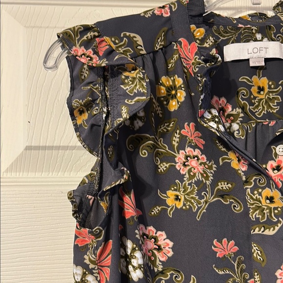 LOFT XS Floral Ruffle Henley Shell Sleeveless Top Grey Floral - Picture 4 of 6